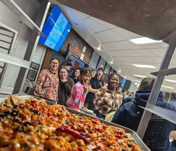 Des étudiants à la cuisine collective du Cégep de Jonquière